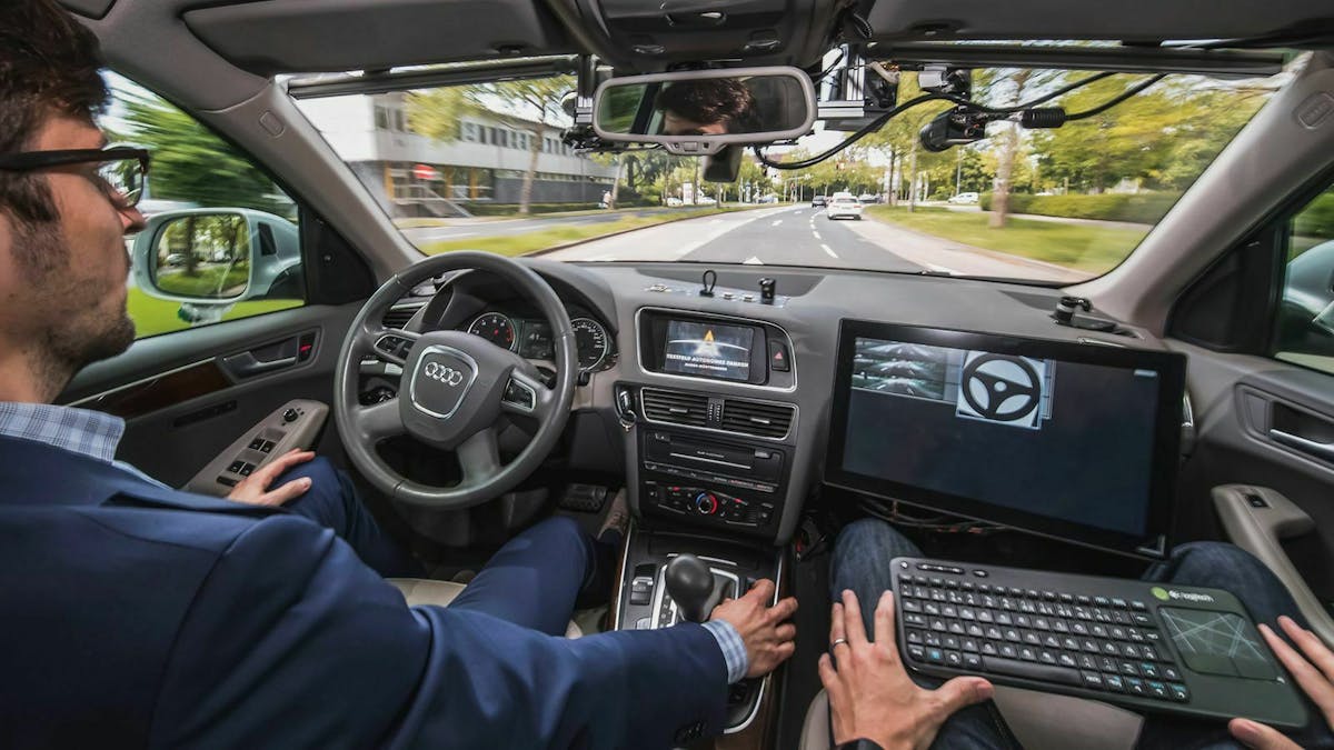 Ein selbstfahrendes Auto des Forschungszentrumes Informatik fährt autonom im Straßenverkehr