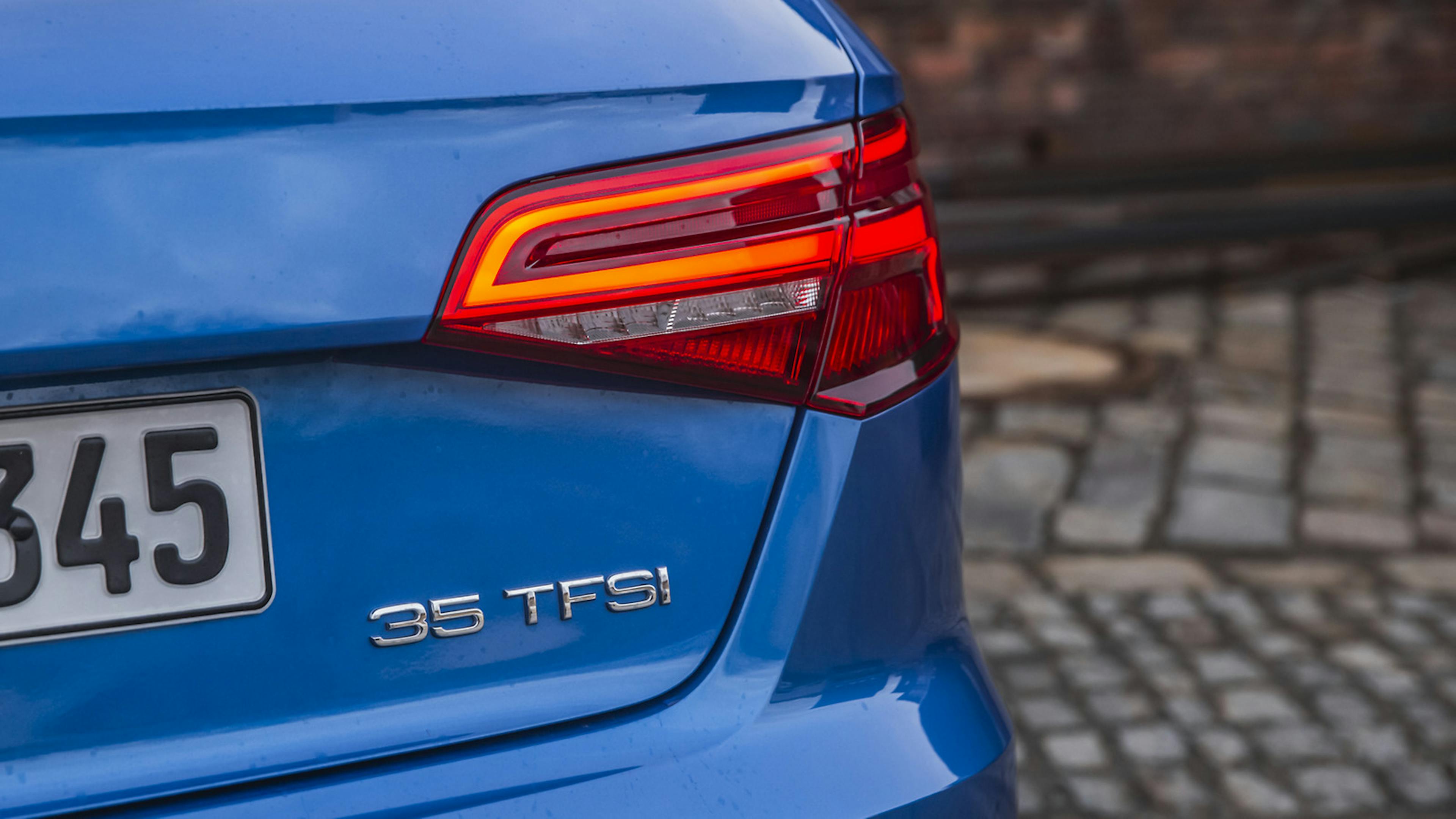 Blick auf das 35 TFSI-Emblem am Heck des Audi A3 35 TFSI