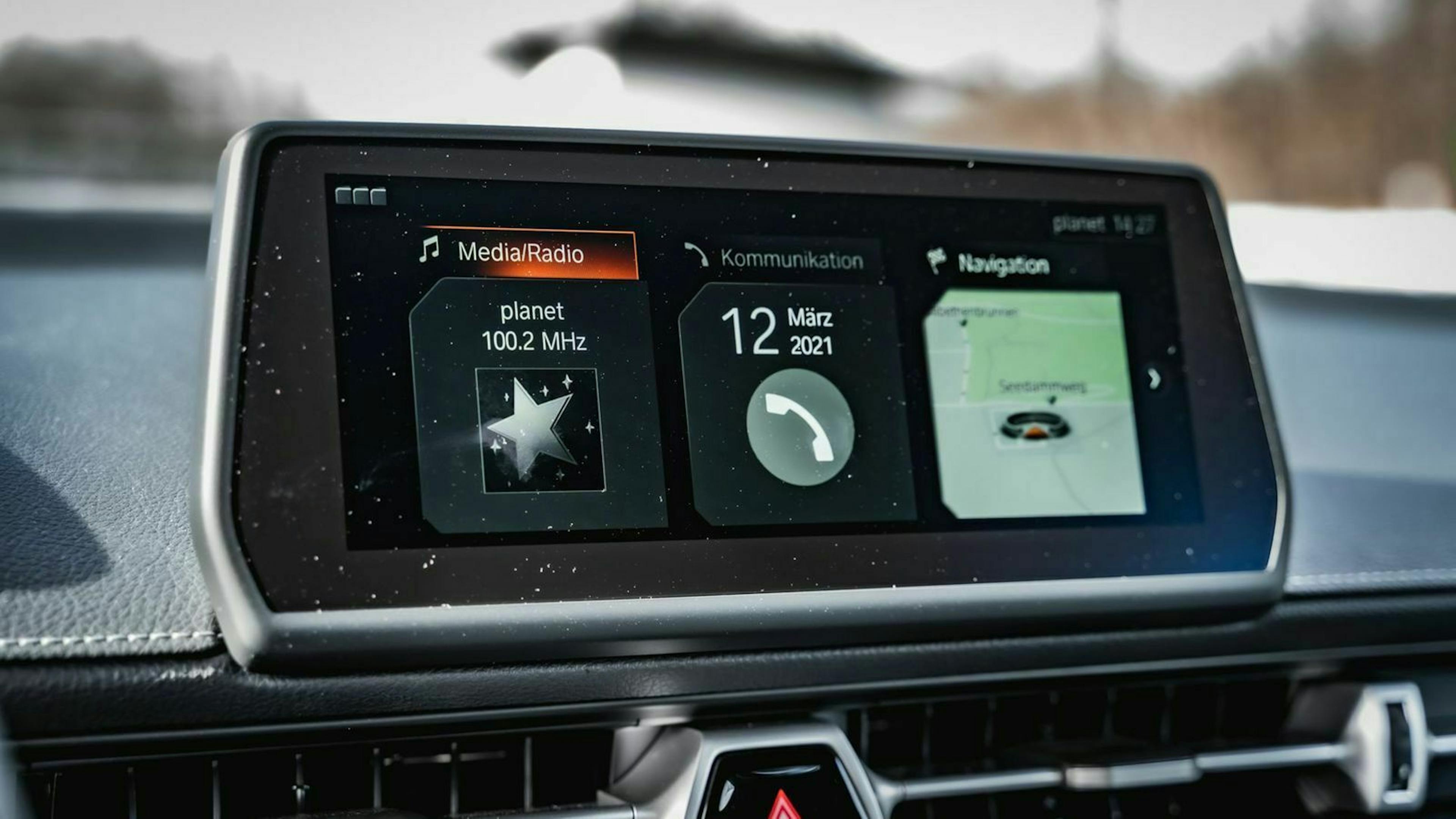 Zu sehen ist der Infotainment-Bildschirm des Toyota Supra Mk5 
