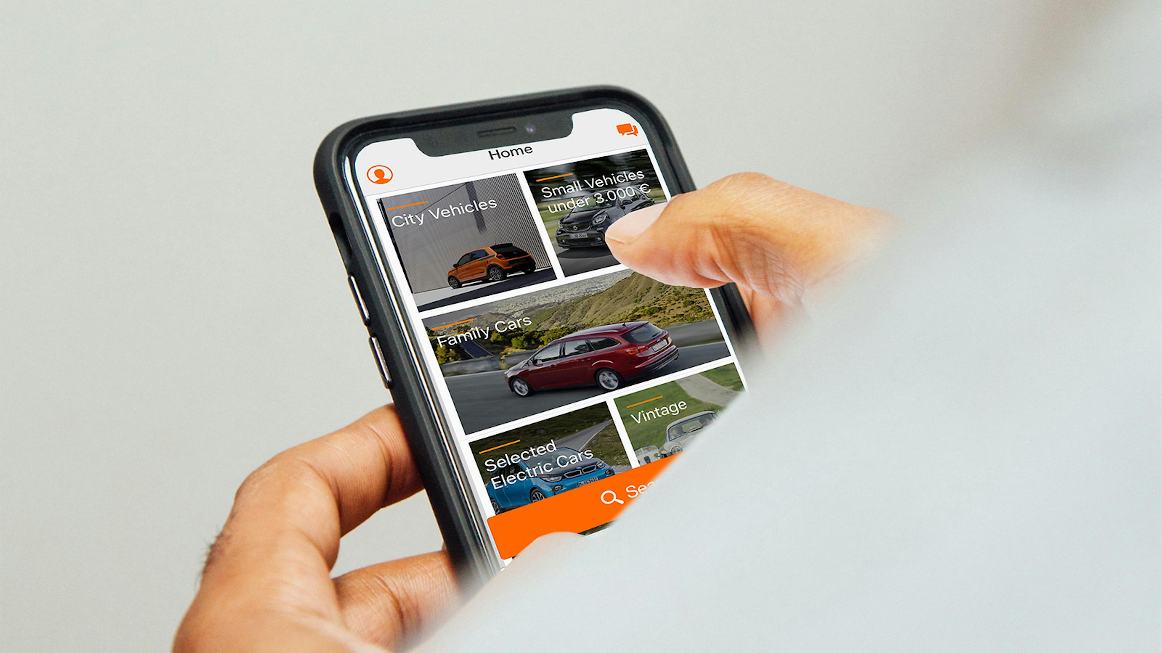 Nahaufnahme eines Smartphones, auf dem gerade jemand die mobile.de-App bedient