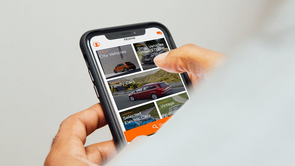 Nahaufnahme eines Smartphones, auf dem gerade jemand die mobile.de-App bedient