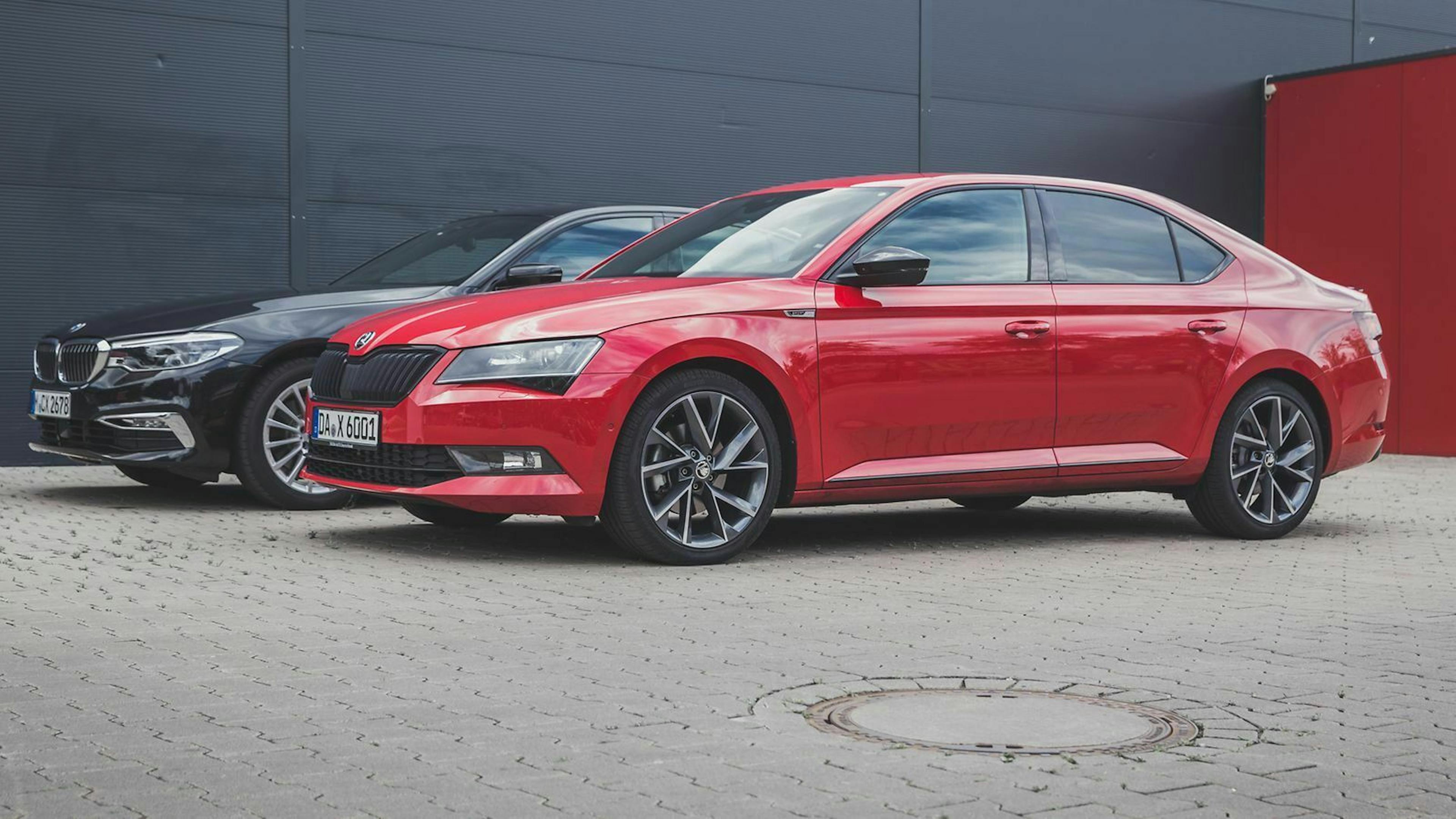 Die 100 km/h-Marke knack der 520d nach 7,5 Sekunden. Der Superb braucht nur 0,2 Sekunden länger