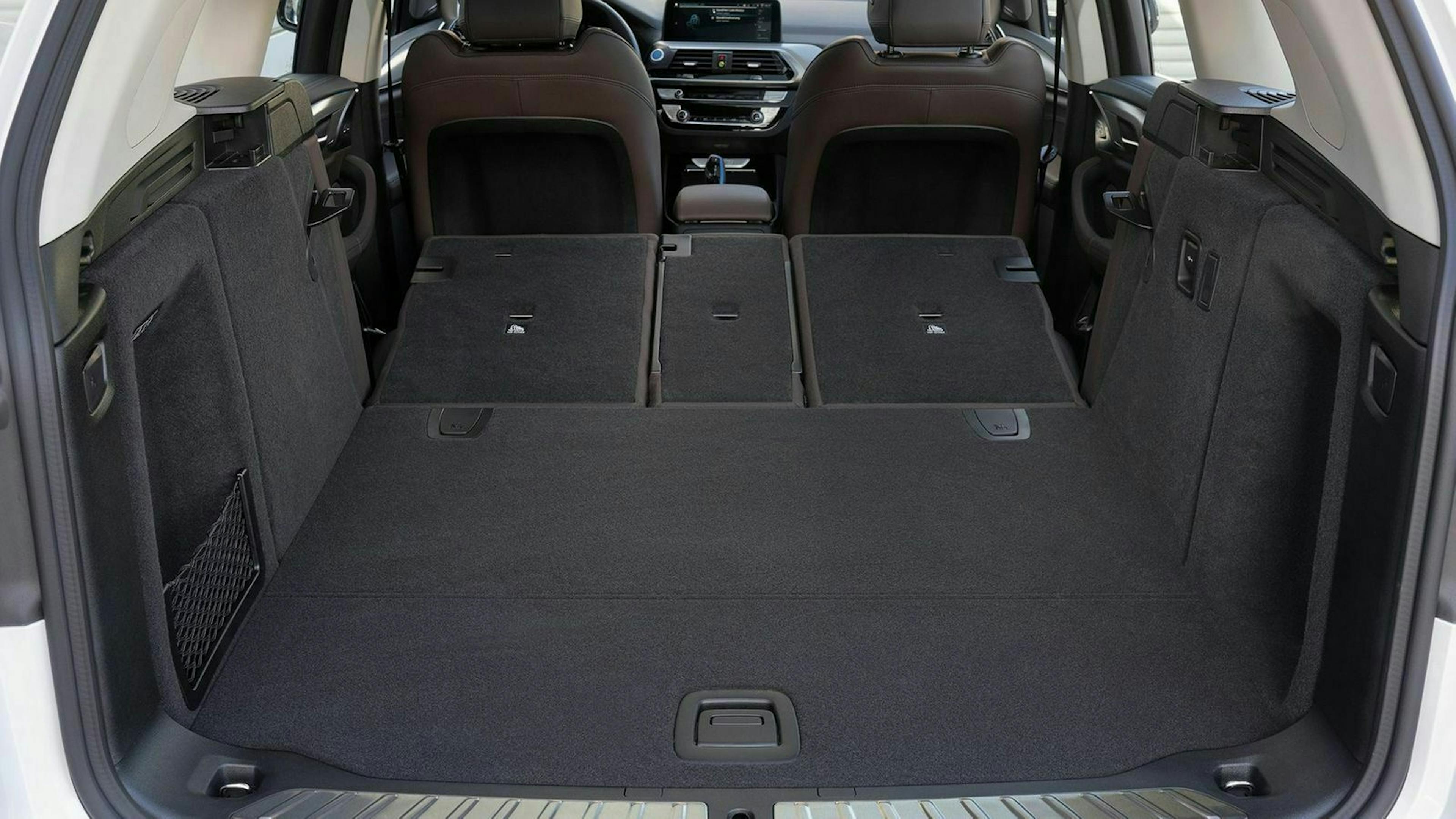 Zu sehen ist der Kofferraum des BMW iX3