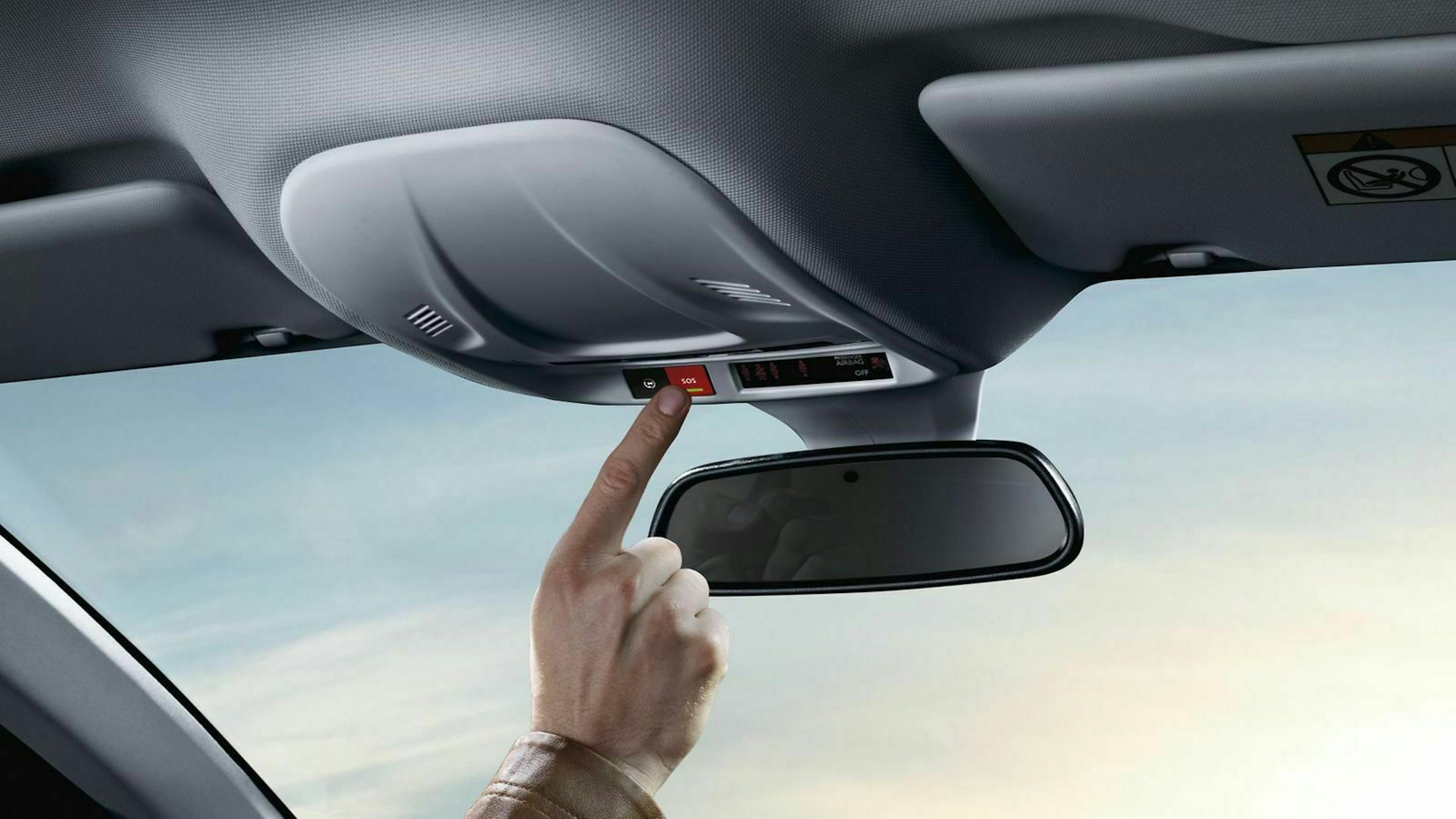 Hand drückt Taste, mystisches Licht