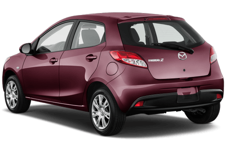 Kompakter roter Mazda2 Kleinwagen, Rückansicht, steht auf weißem Hintergrund.