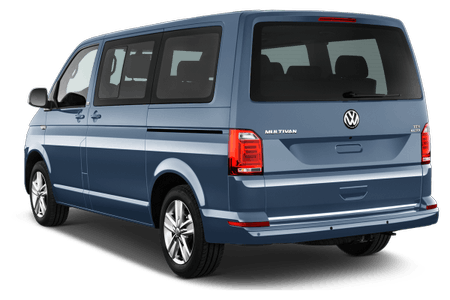 Blauer Volkswagen Multivan von hinten, auf asphaltiertem Boden, mit verdunkelten Fenstern und glänzenden Felgen.