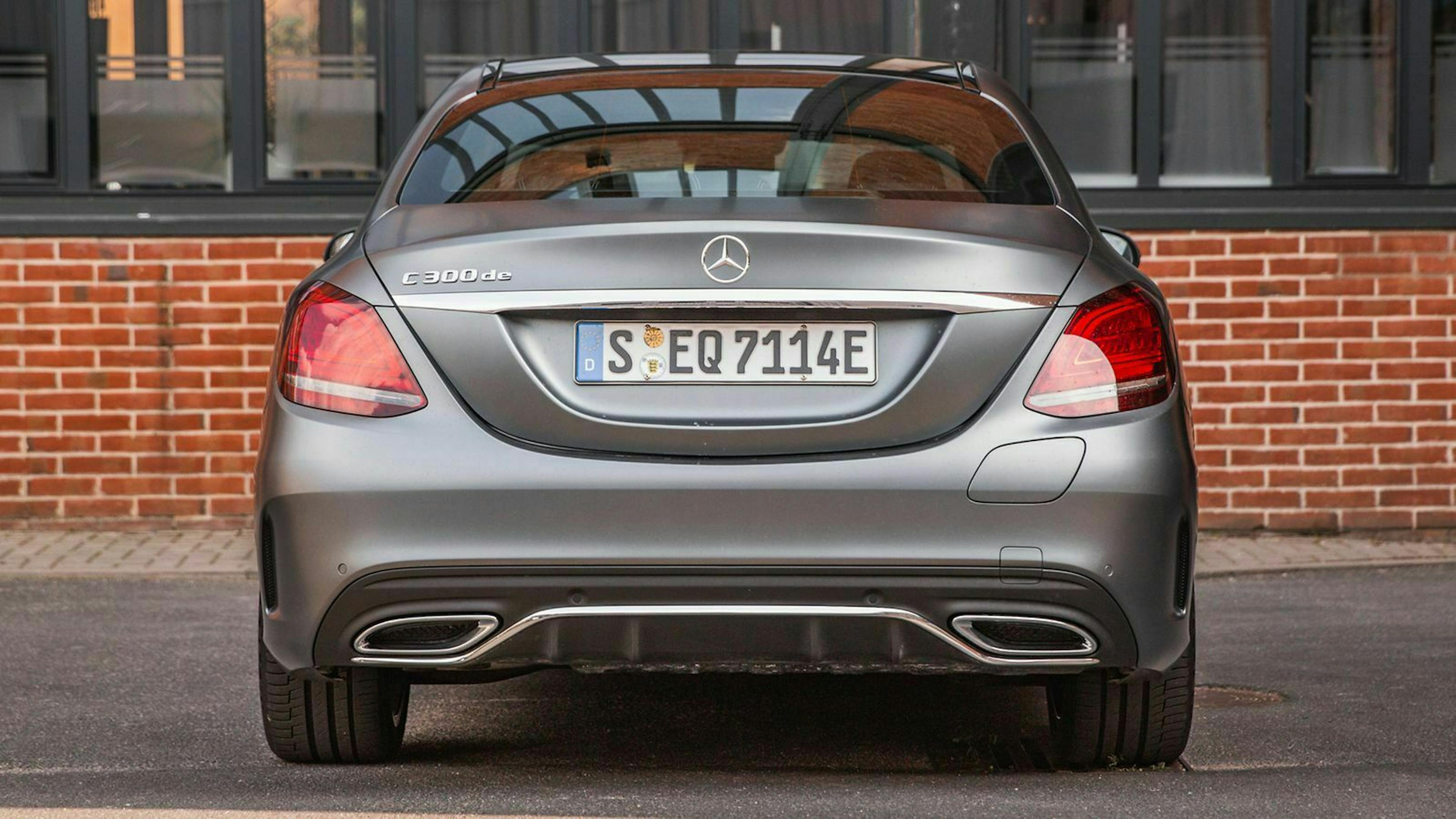 Die Plug-In-Hybrid-Version der C-Klasse startet bei etwa 49.100 Euro