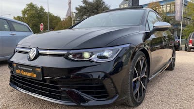 Ein schwarzer VW Golf R steht auf einem Parkplatz