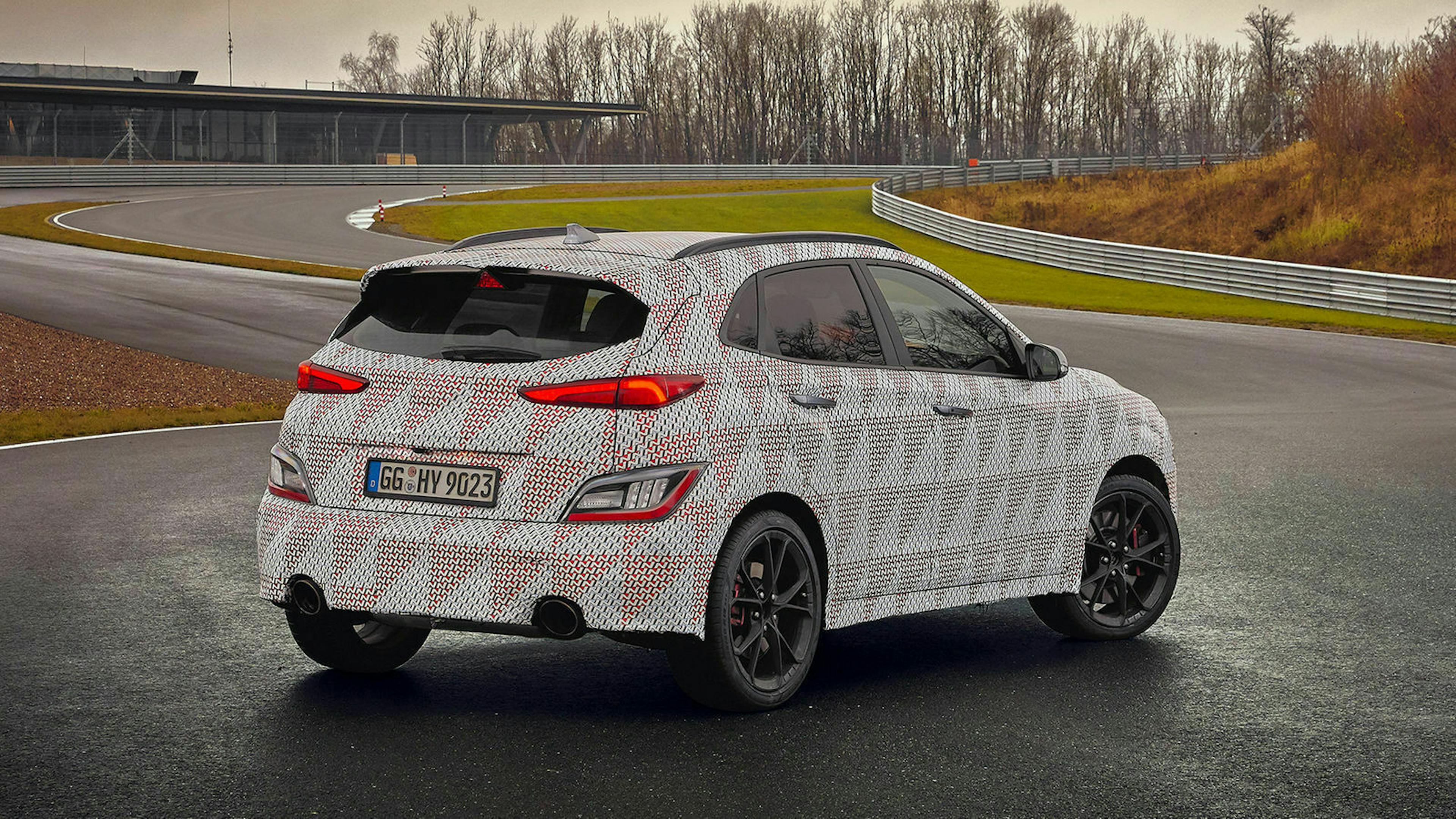 Hyundai Kona N getarnt auf der Rennstrecke