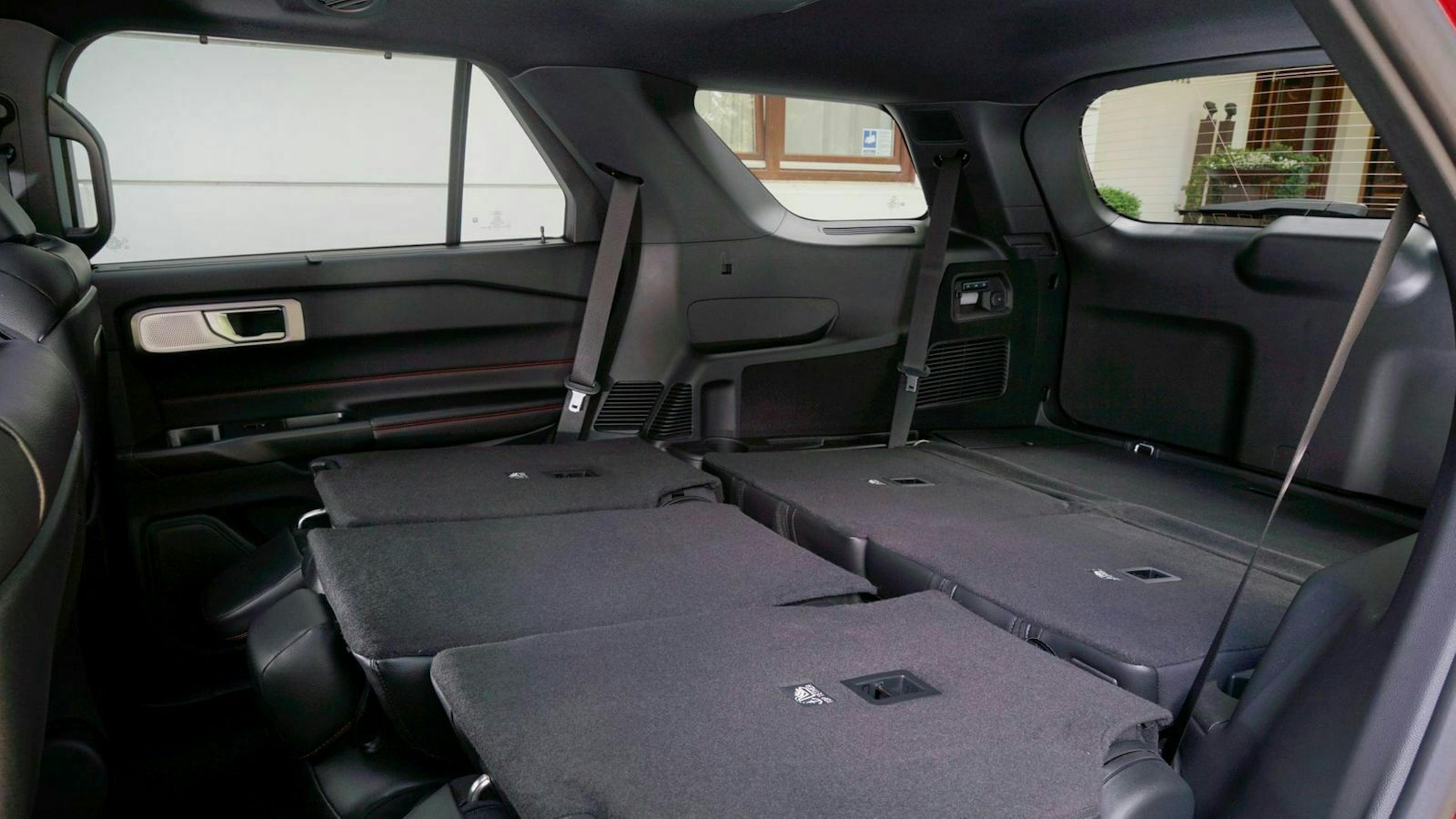 Ford Explorer Ladefläche heruntergeklappte Rückbänke