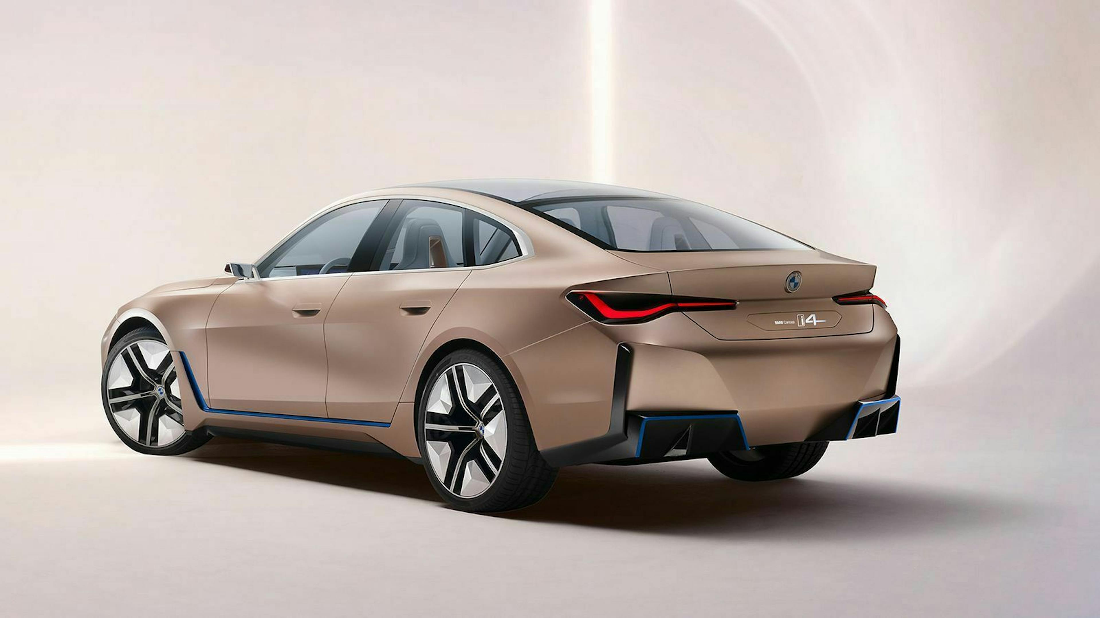 Zu sehen ist der BMW Concept i4 von hinten