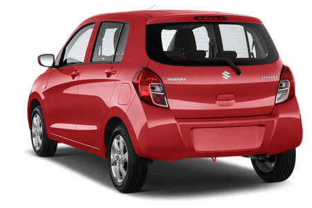 Roter Suzuki Celerio Kleinwagen, Hinteransicht, geparkt, mit klar sichtbarem Logo und Rücklichtern, auf weißem Hintergrund.