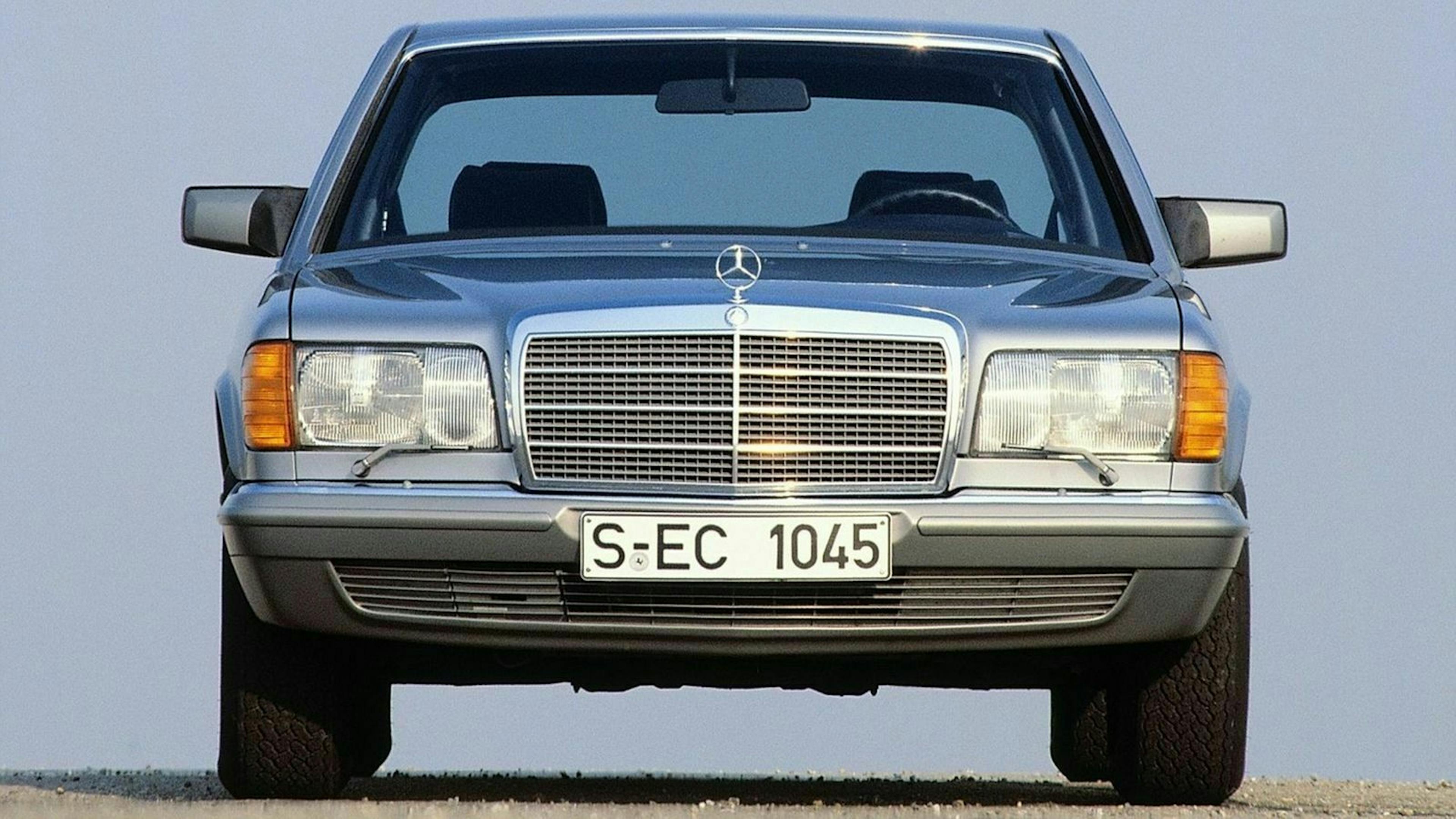 Mercedes W126 fahrend in Frontansicht