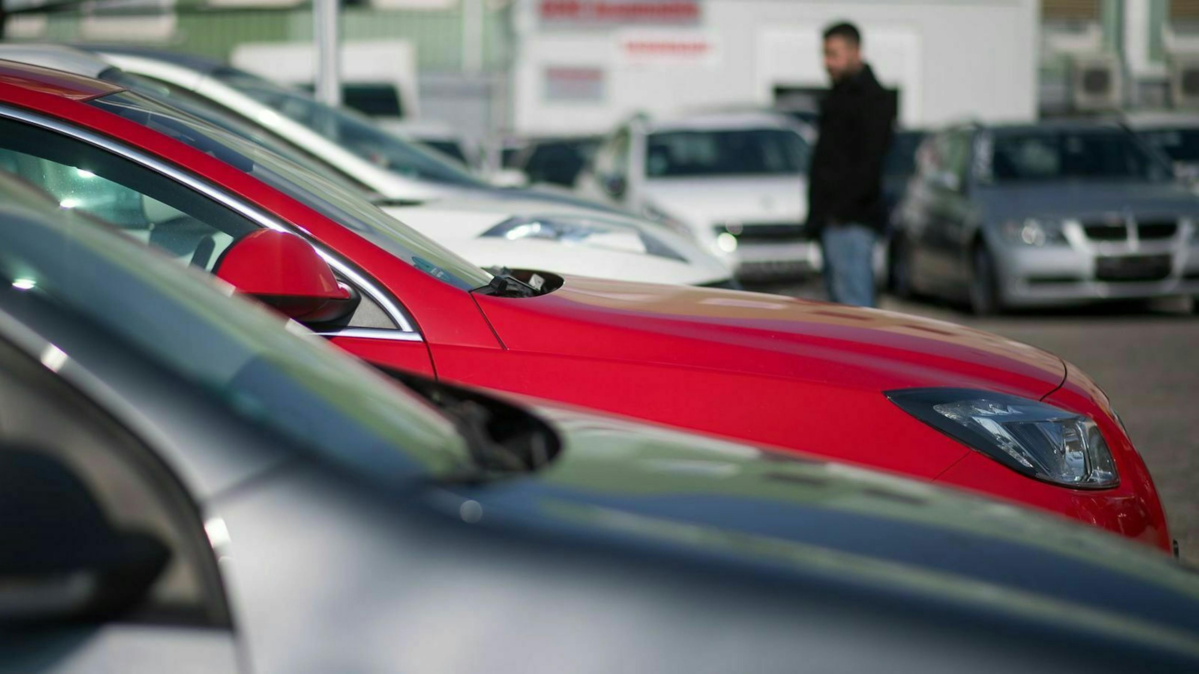 Wie verraten dir, wie du beim Autokauf am besten vorgehst, um dich vor Betrügern zu schützen