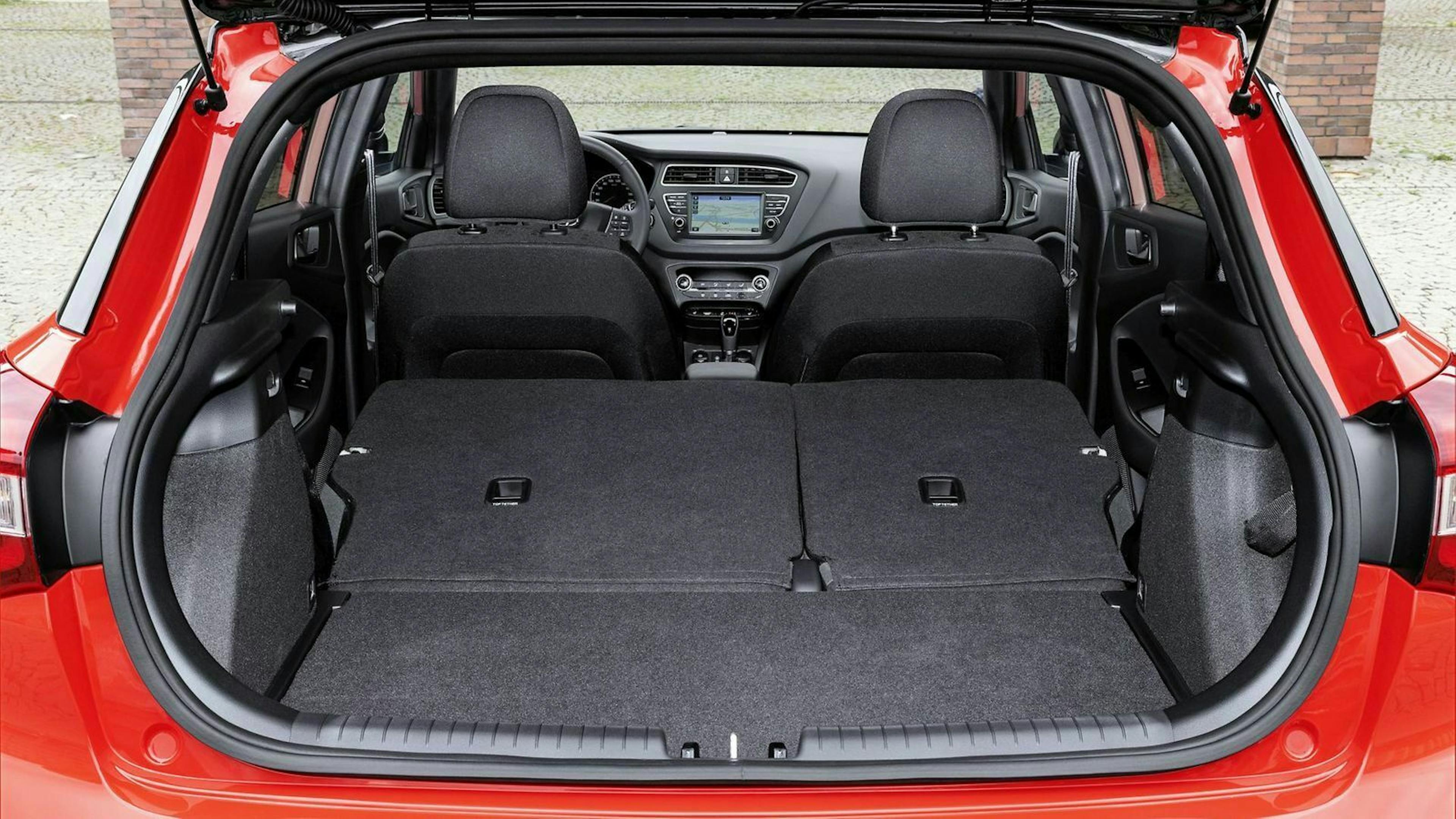 Blick in den Kofferraumd es Hyundai i20 bei umgeklappter Rückbank
