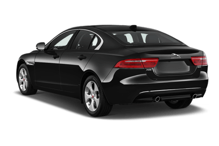 Schwarzes Auto mit vier Türen, parkend, Rückansicht. Silberne Felgen und zwei Auspuffrohre zu sehen.