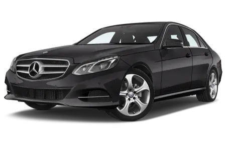 Schwarzer Mercedes-Benz Limousine, seitliche Frontansicht. Luxuriöses Design mit markantem Kühlergrill und auffälligen Felgen.