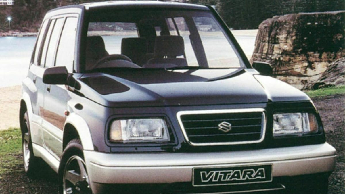 Zu sehen ist der Suzuki Vitara, stehend