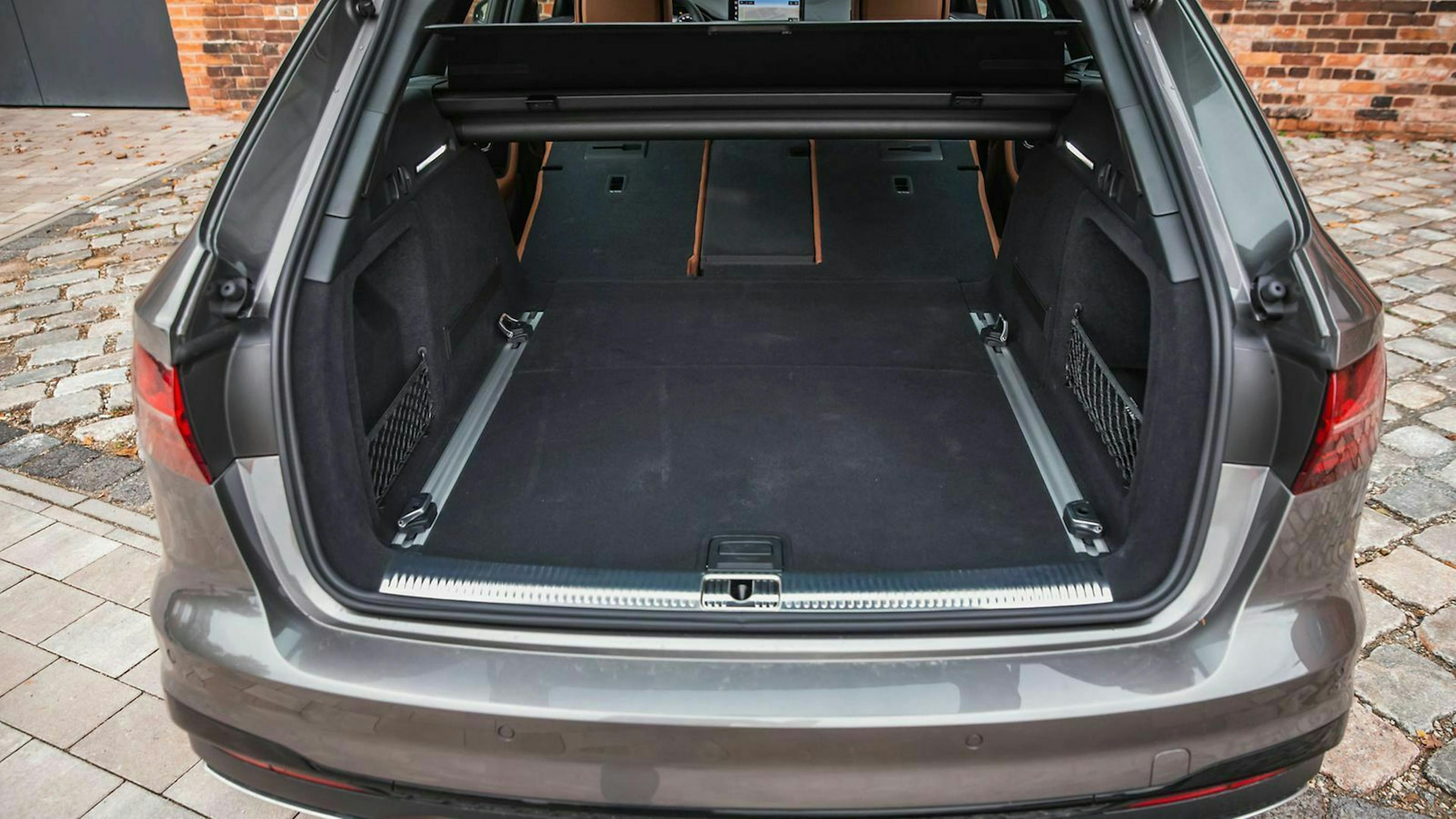 Zu sehen ist der Kofferraum des Audi A4 40 TDI Quattro mit umgeklappter Rückbank. Das Kofferraumvolumen beträgt 1.496 Liter