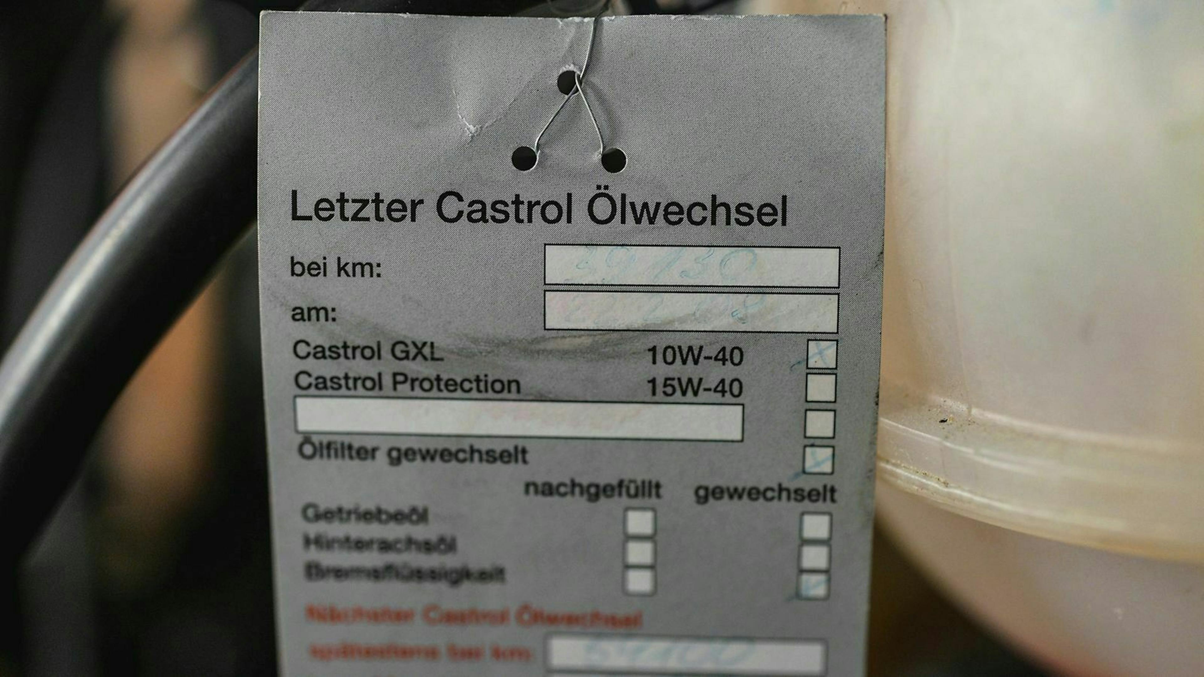 Altes Öl erkennst Du am Geruch oder an der veränderten Farbe.