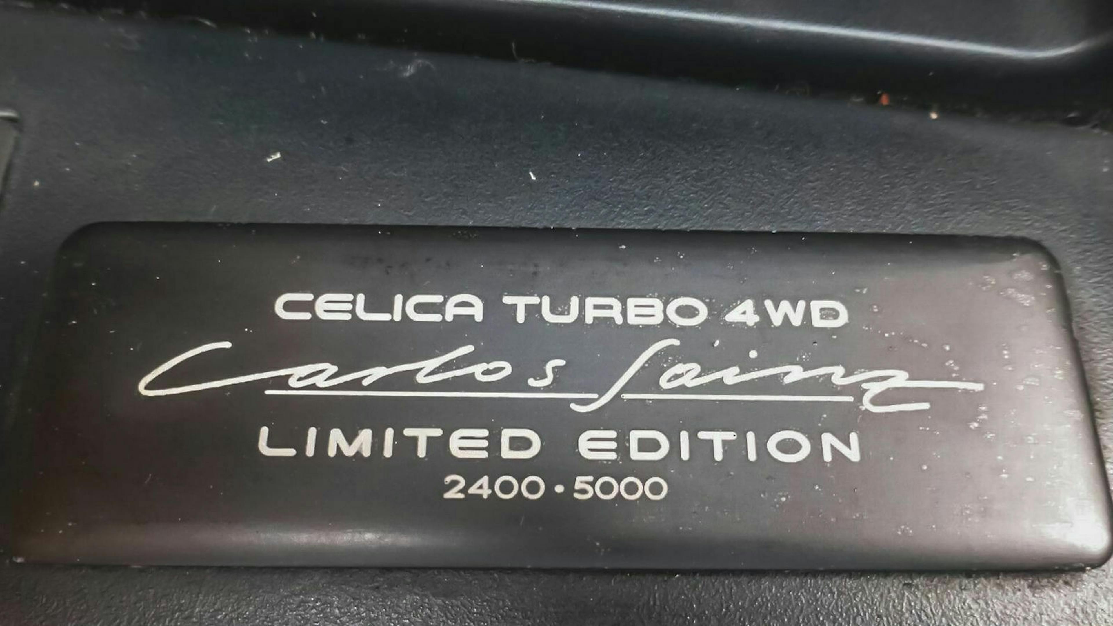 Das Bild zeigt die Echtheits-Plakette eines Toyota Celica Turbo 4WD Carlos Sainz