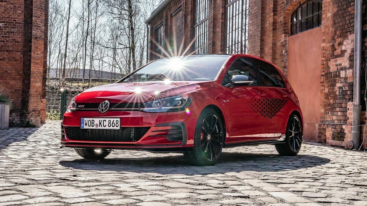 Zu sehen ist der VW Golf 7 GTI TCR von vorn, stehend