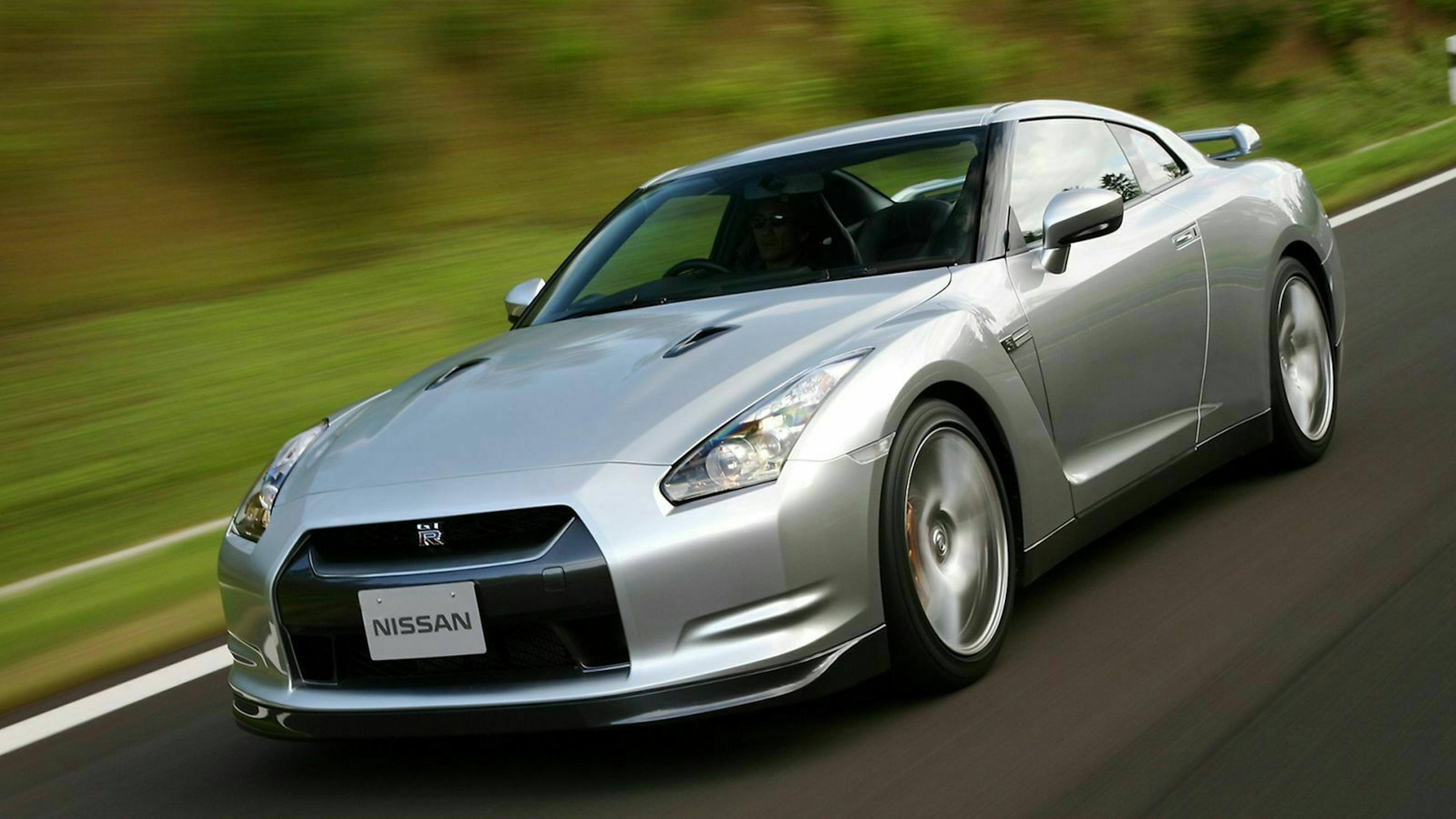 Nissan GT-R in der Frontansicht, fahrend