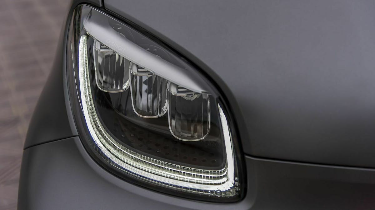 Zu sehen ist ein Scheinwerferlicht des Smart EQ ForTwo Cabrio Graphit Grau
