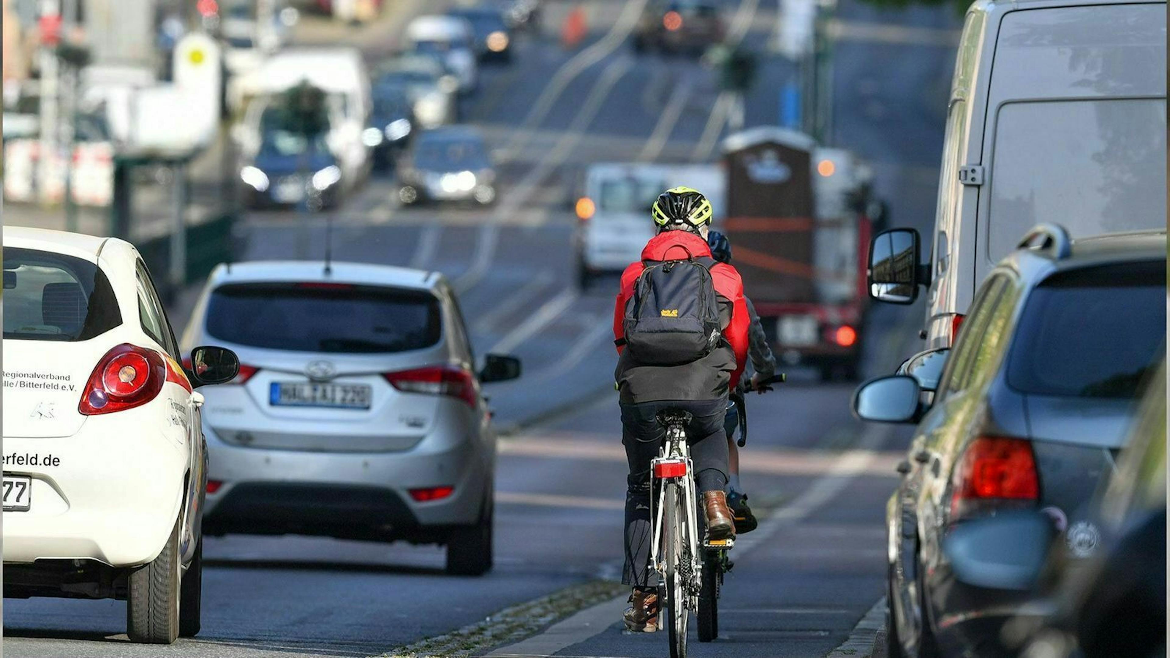 Fahrradfahrer im Berufsverkehr