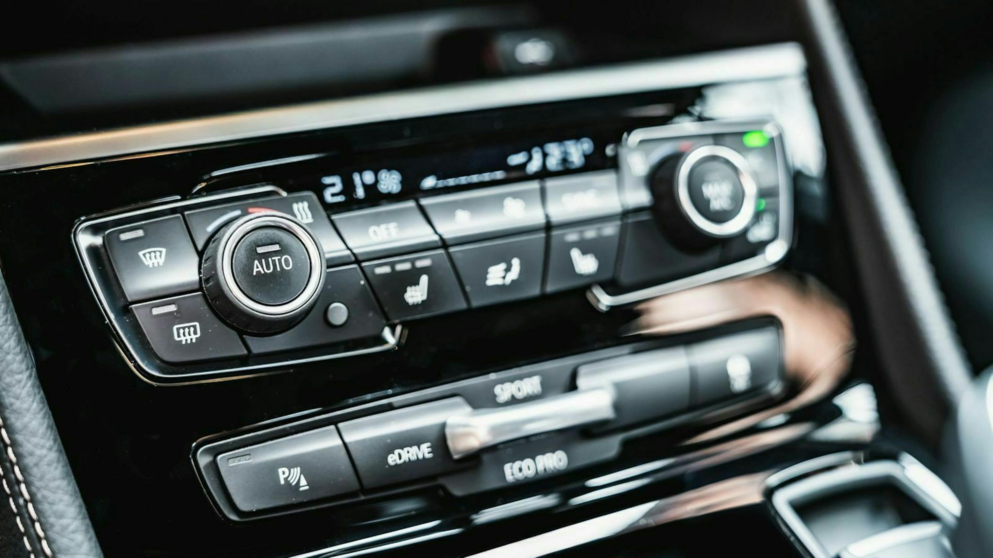 BMW 225 xe Test Nahaufnahme Radio