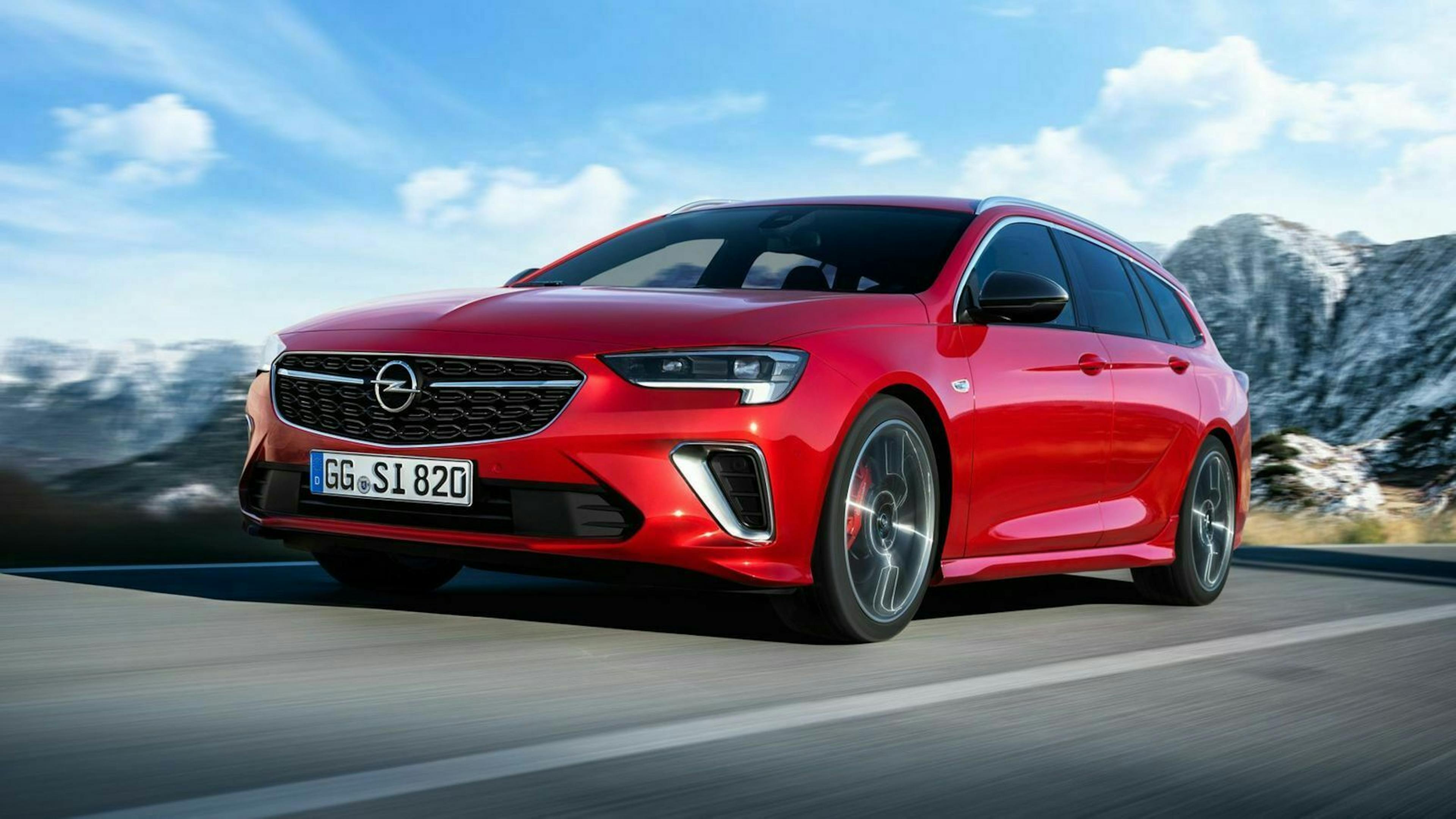 Zu sehen ist der Opel Insignia Sports Tourer, fahrend