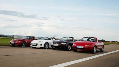 Vier Generationen des Mazda MX-5 fahren nebeneinander