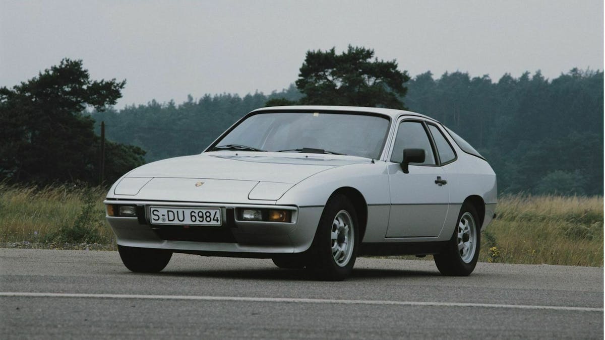 Porsche 924 stehend in seitlicher Frontansicht