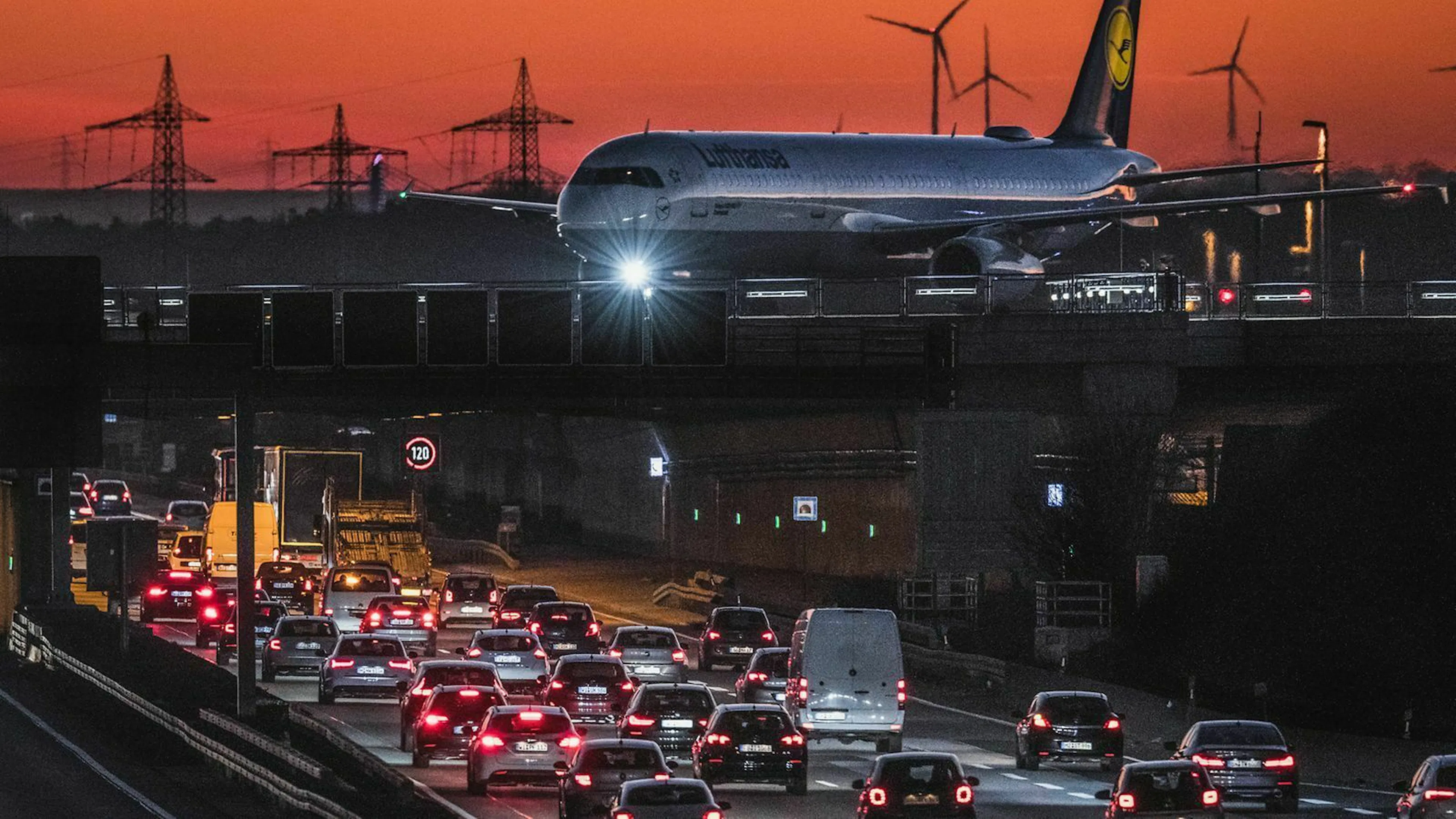Auch am Frankfurter Flughafen kann es vor allem zu beliebten Reisezeiten oft zu Staus auf der A3 kommen.