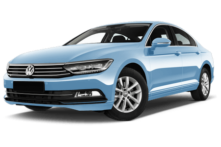 Blauer Volkswagen Limousine, seitlich von vorne, auf weißem Hintergrund fotografiert.