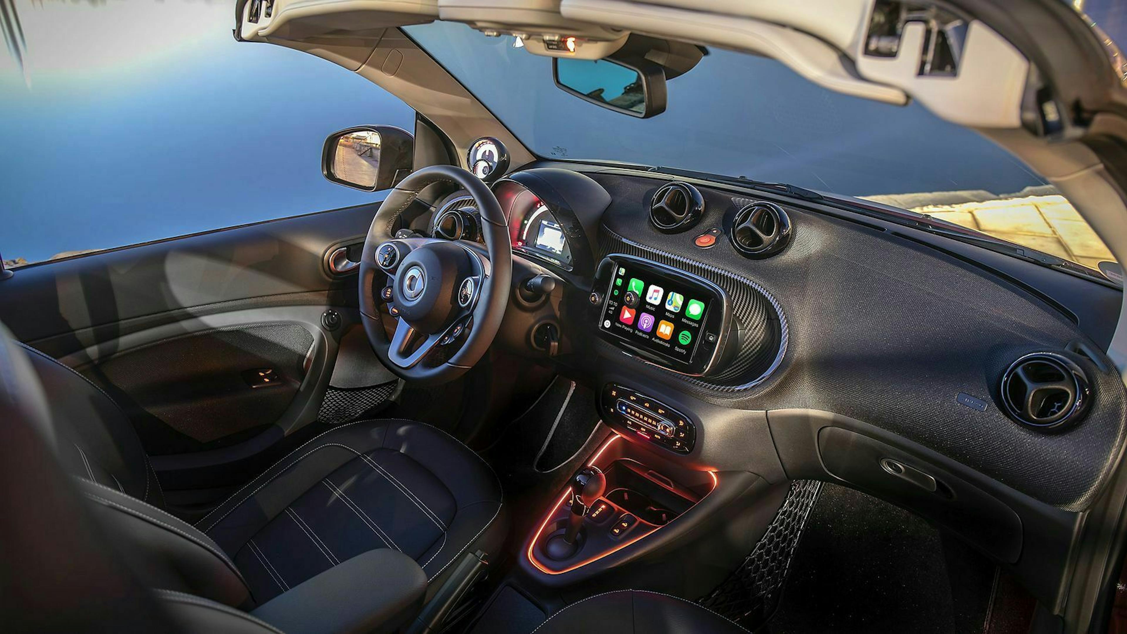 Zu sehen ist das Cockpit des Smart EQ ForTwo Cabrio  