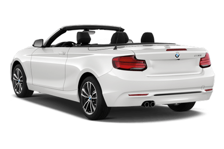 Weißes Cabrio von hinten, geöffnetes Verdeck, Rückleuchten und Auspuff sichtbar, auf transparentem Hintergrund.