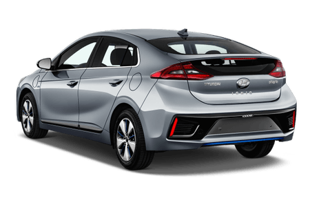 Silberner Hyundai Ioniq Hybrid von hinten, mit modernem Design, markanten Rückleuchten und Emblemen, geparkt auf weißem Hintergrund.