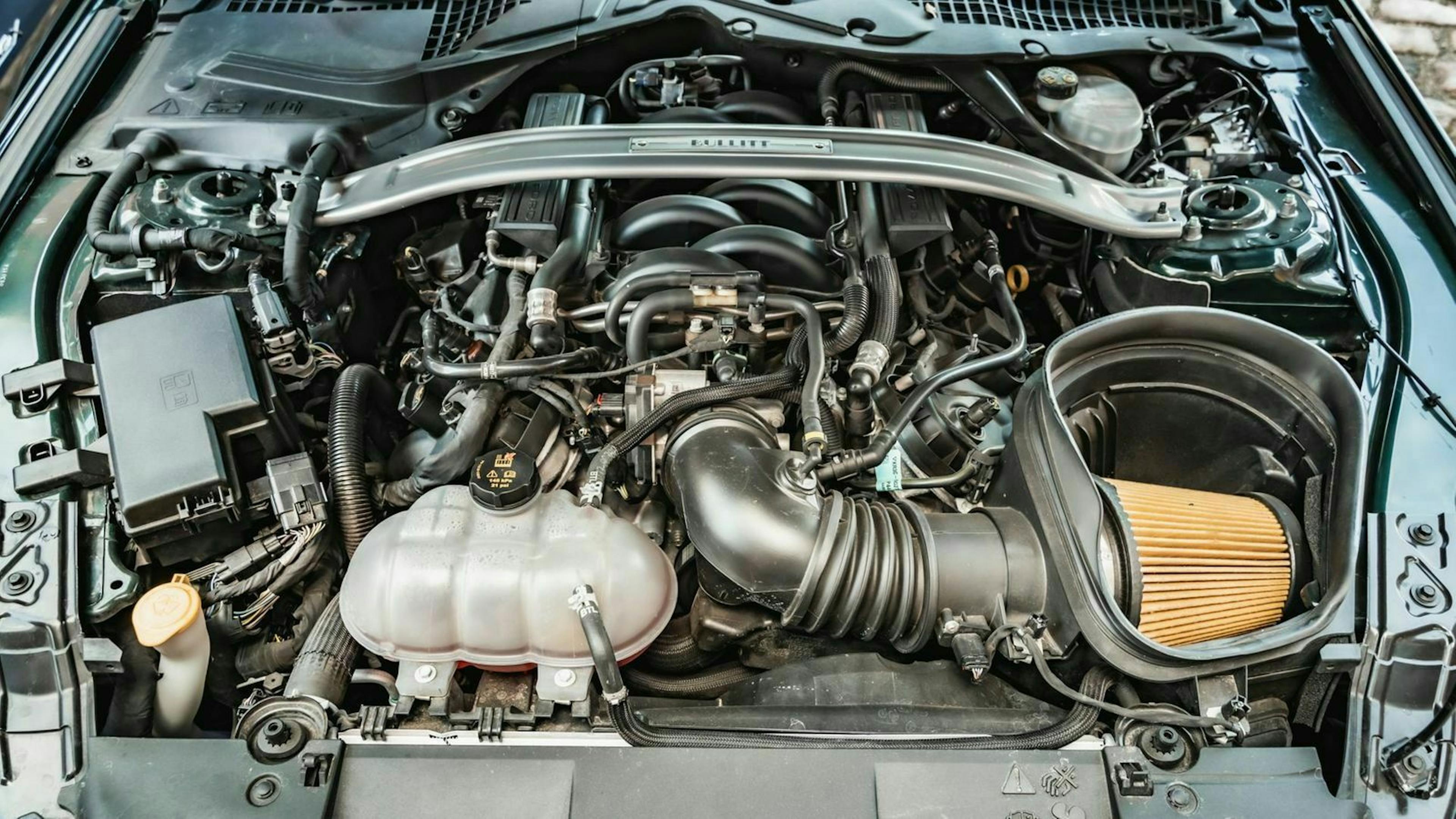 Zu sehen ist der Motor des Ford Mustang Bullitt