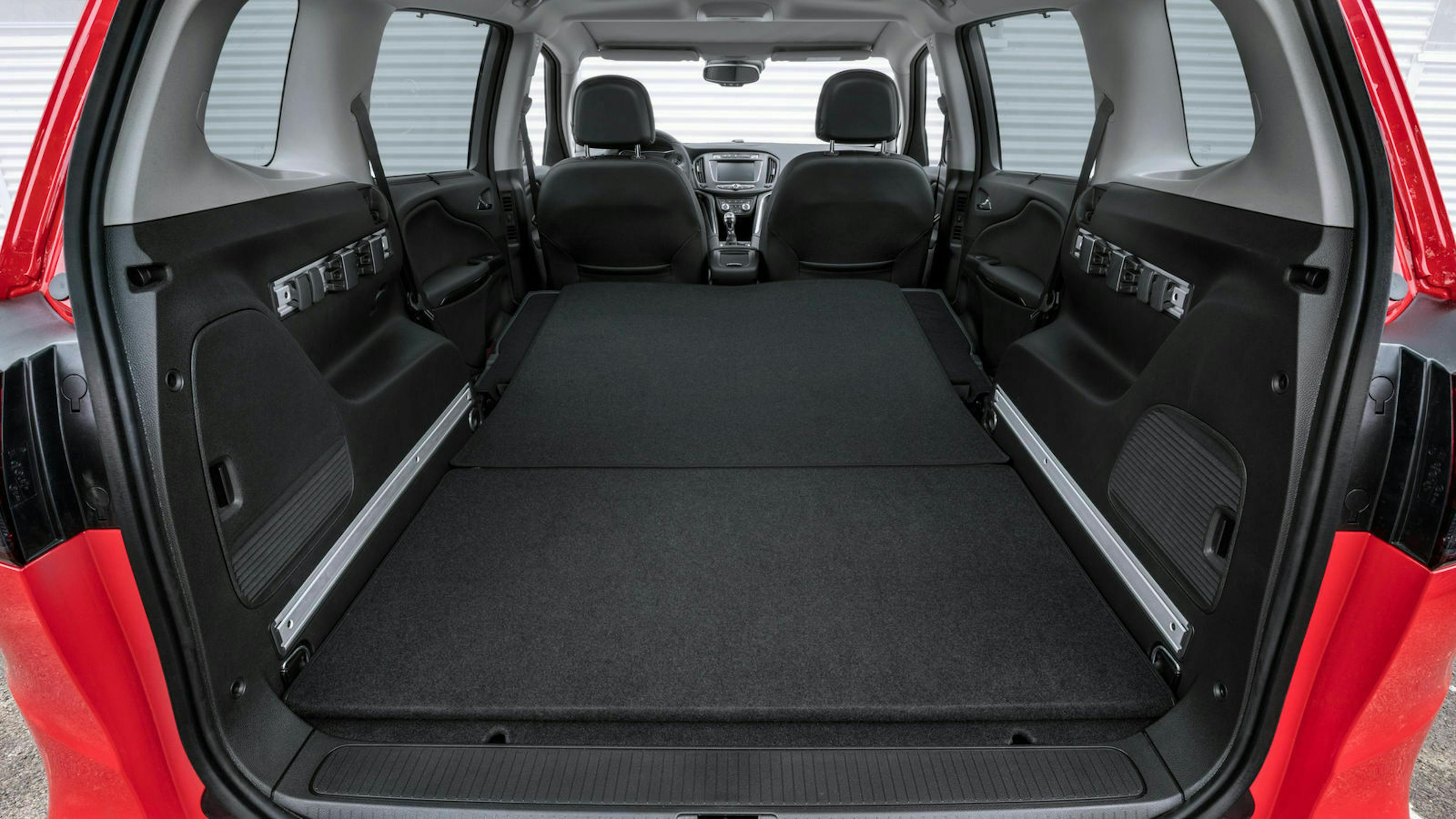 Zu sehen ist der Kofferrum des Opel Zafira Tourer