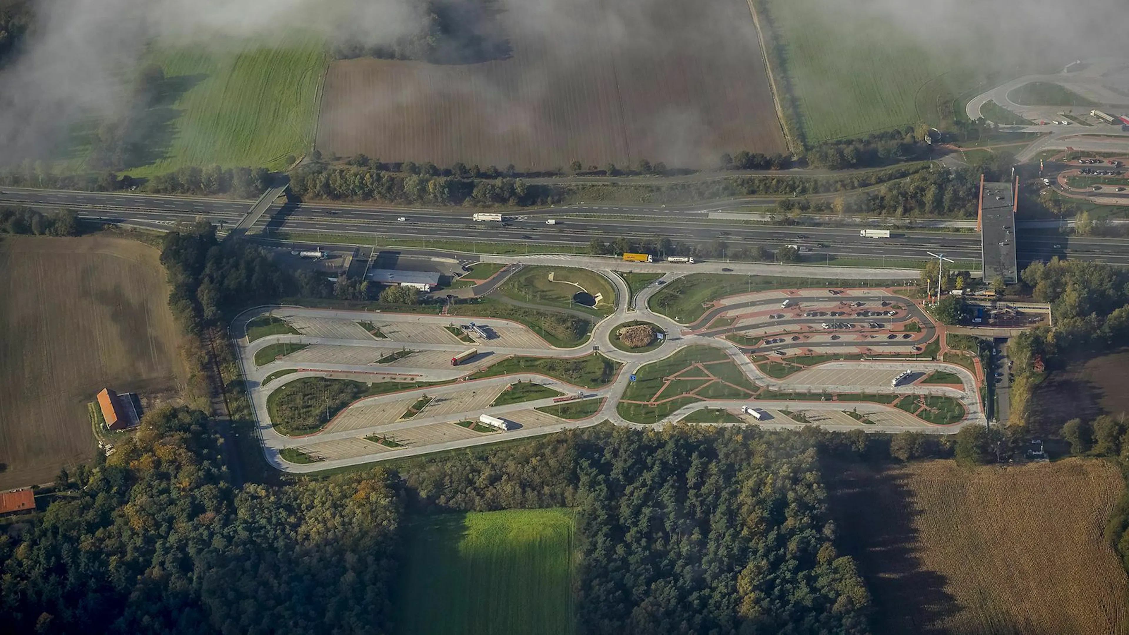 Die Raststätte Dammer Berge liegt an der A1 in Niedersachsen und verfügt über ein Brückenrestaurant.