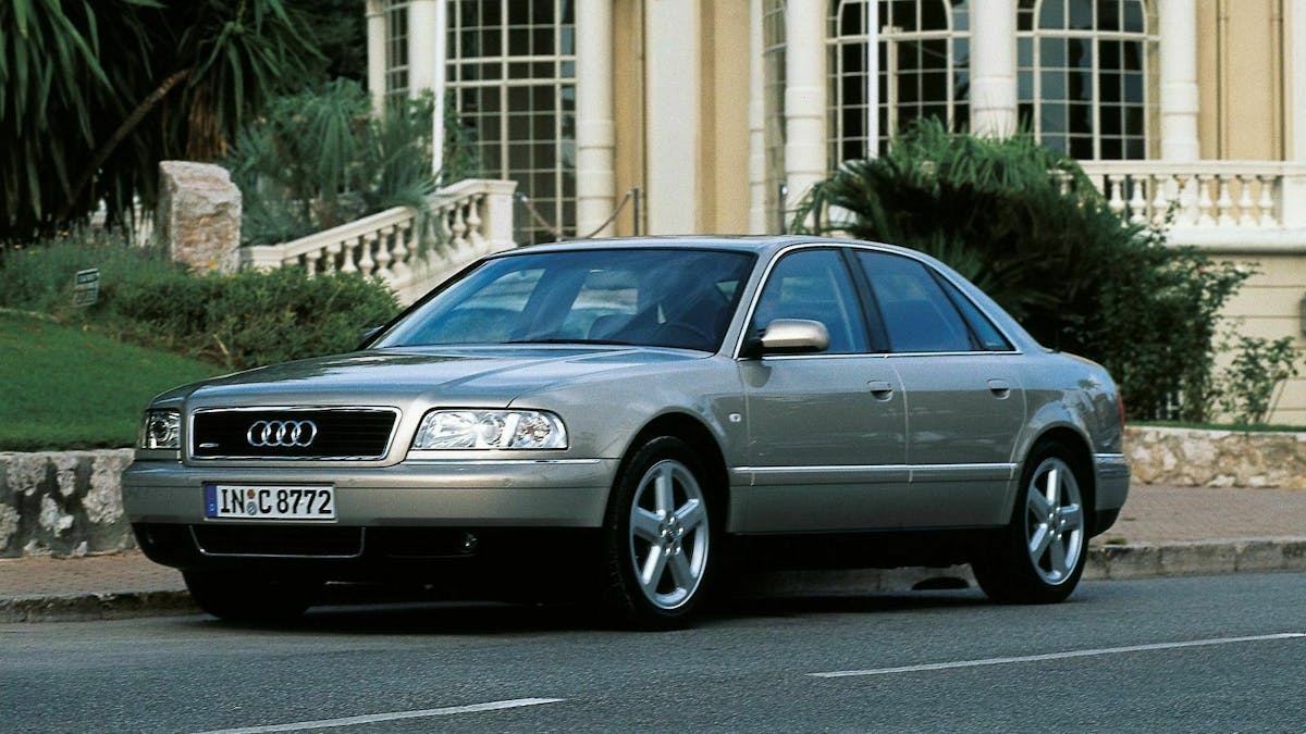 Zu sehen ist der Audi A8 4.2, stehend