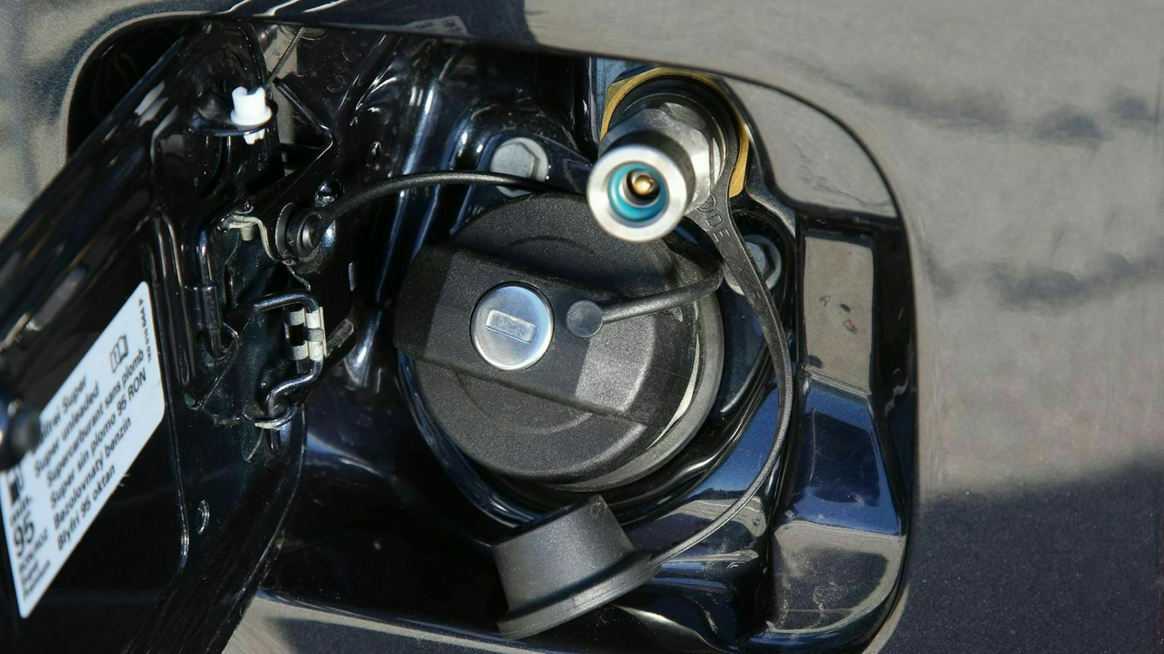 VW Caddy Detailansicht Erdgastanköffnung 