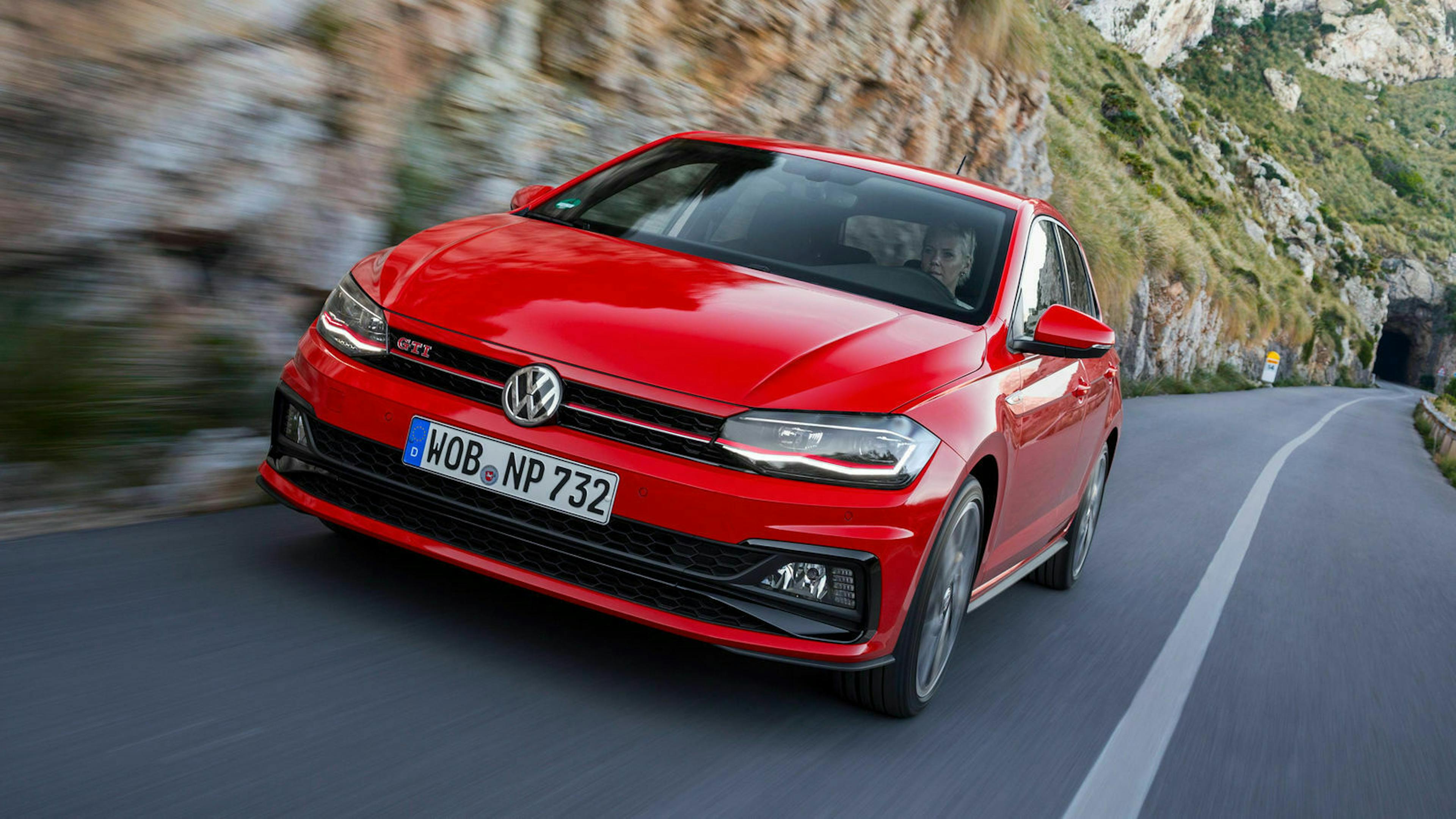 Zu sehen ist der VW Polo VI GTI von vorne, fahrend