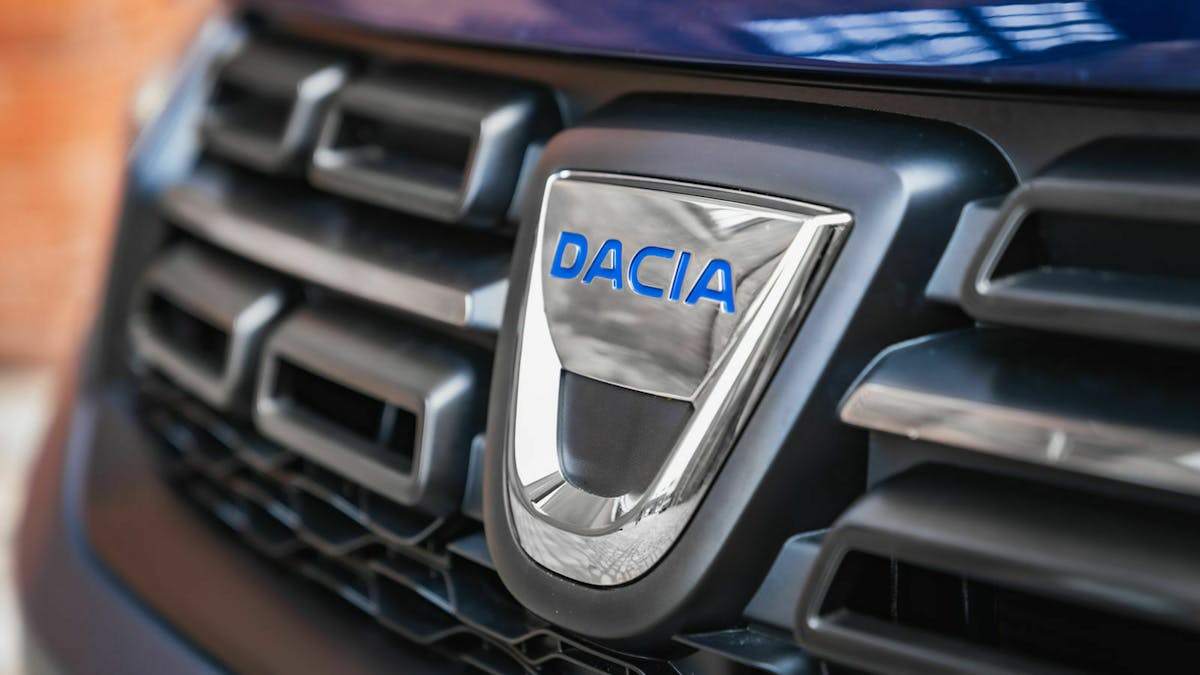 Dacia Sandero Markenzeichen in Nahaufnahme