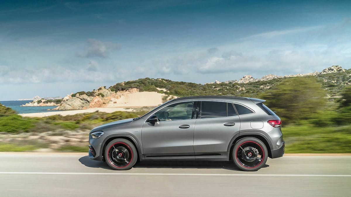 Mercedes GLA 200 in der Seitenansicht, fahrend