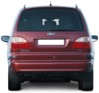 Rote Ford Galaxy Heckansicht mit Kennzeichenhalterung, Rückleuchten und einer Dachantenne.