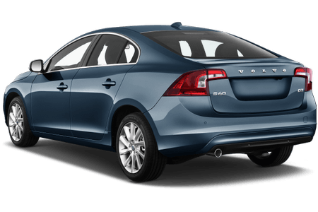 Blauer Volvo S60, Rückansicht. Limousine mit sportlichem Design, markanten Heckleuchten und silbernen Felgen auf weißem Hintergrund.