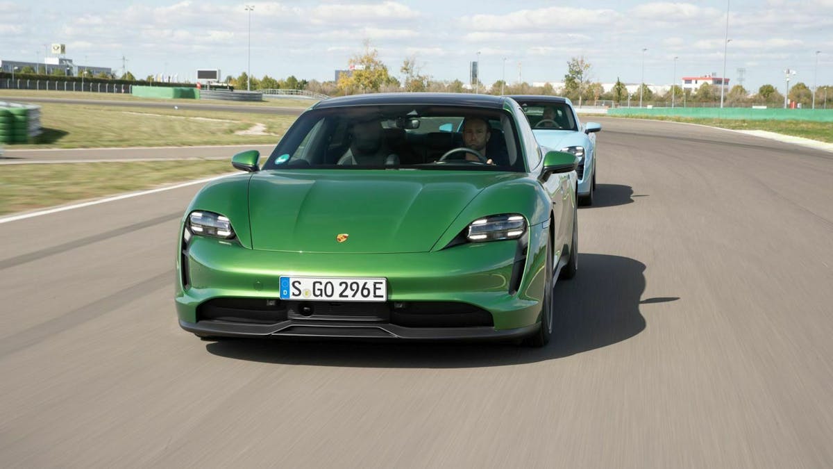 Der Porsche Taycan (2020) auf einer Rennstrecke