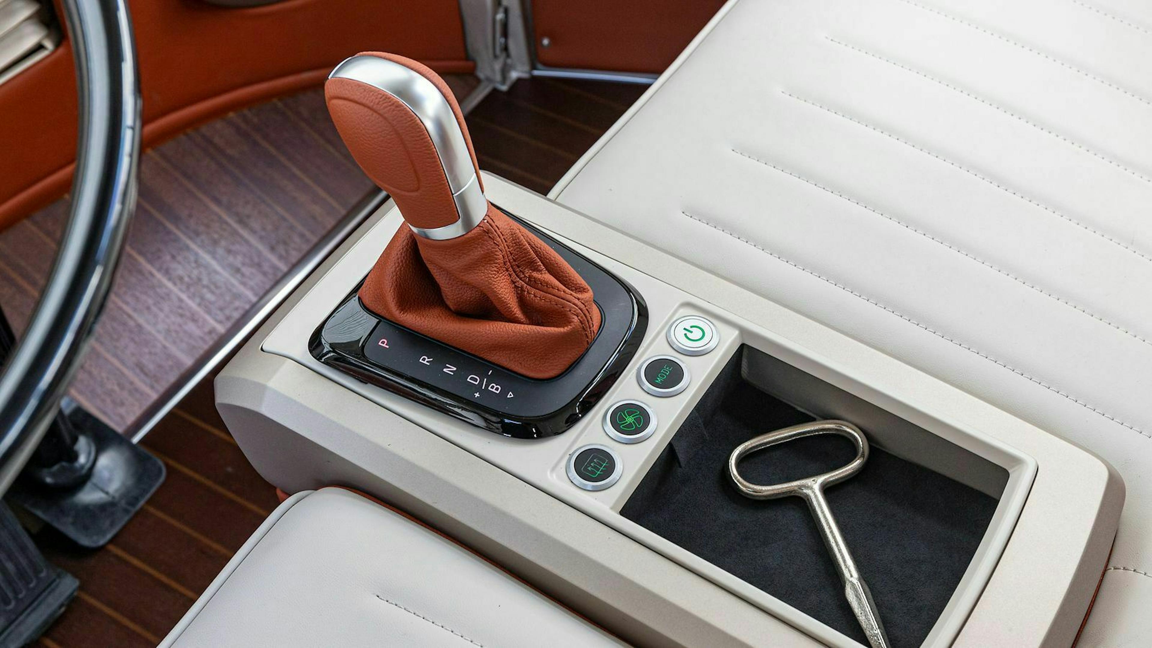 Zu sehen ist die Mittelkonsole des VW e-Bulli